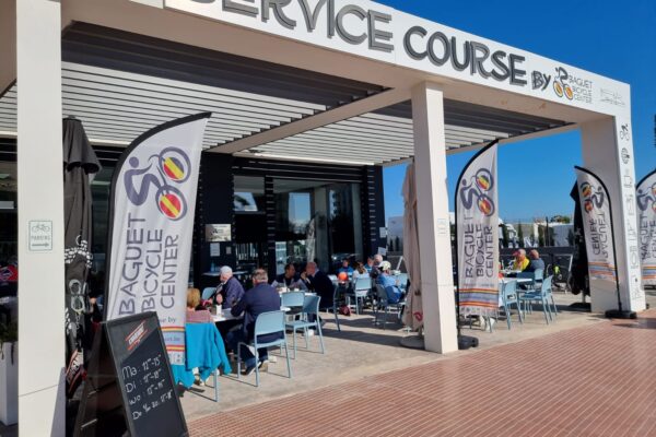 Cyclists enjoying the terrace at Service Course Calpe