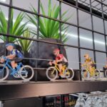 Cyclistes miniatures au bar Service Course Calpe