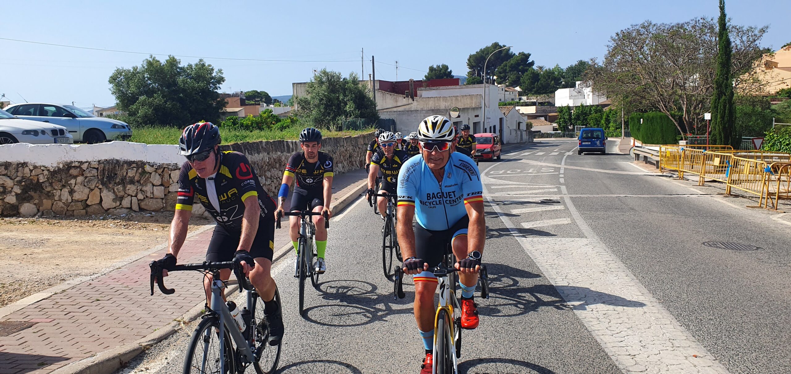 Guide Baguet Bicycle Centre avec groupe de cyclistes